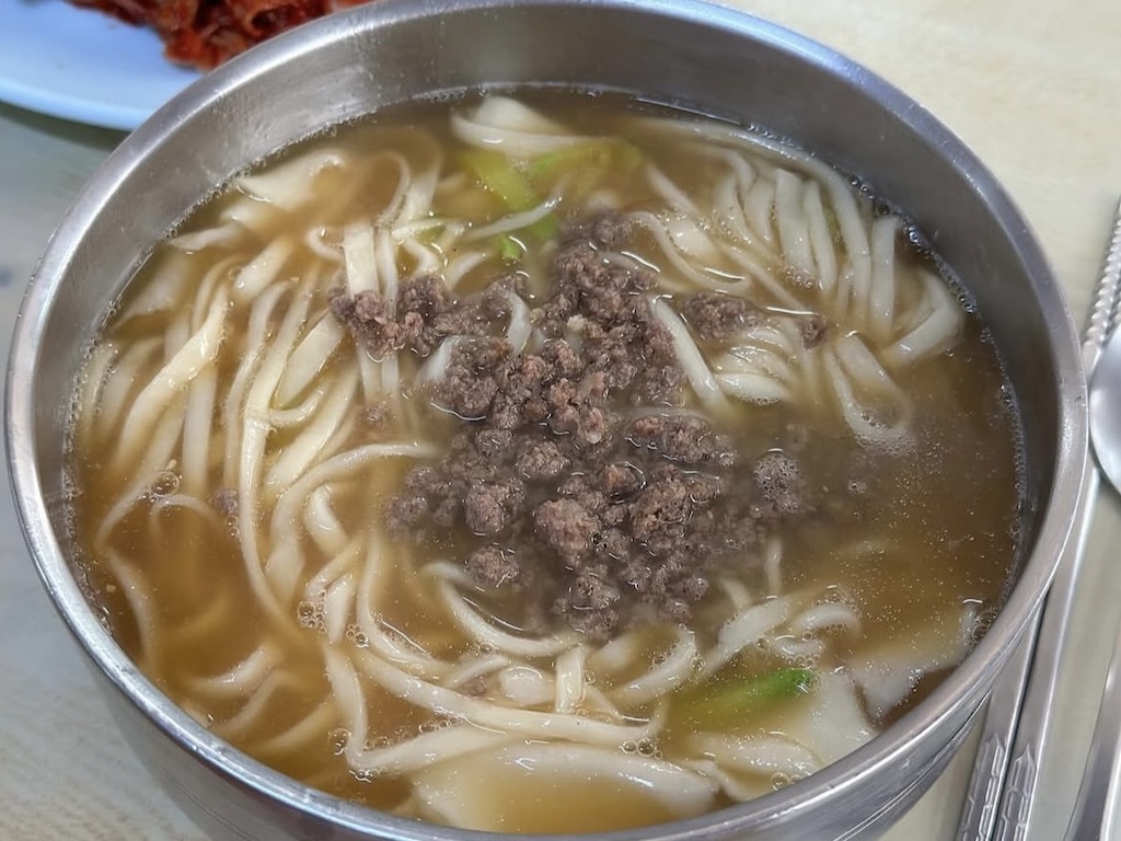 Songuksi. Photo: @seunghwanlim/Instagram seoul kalguksu