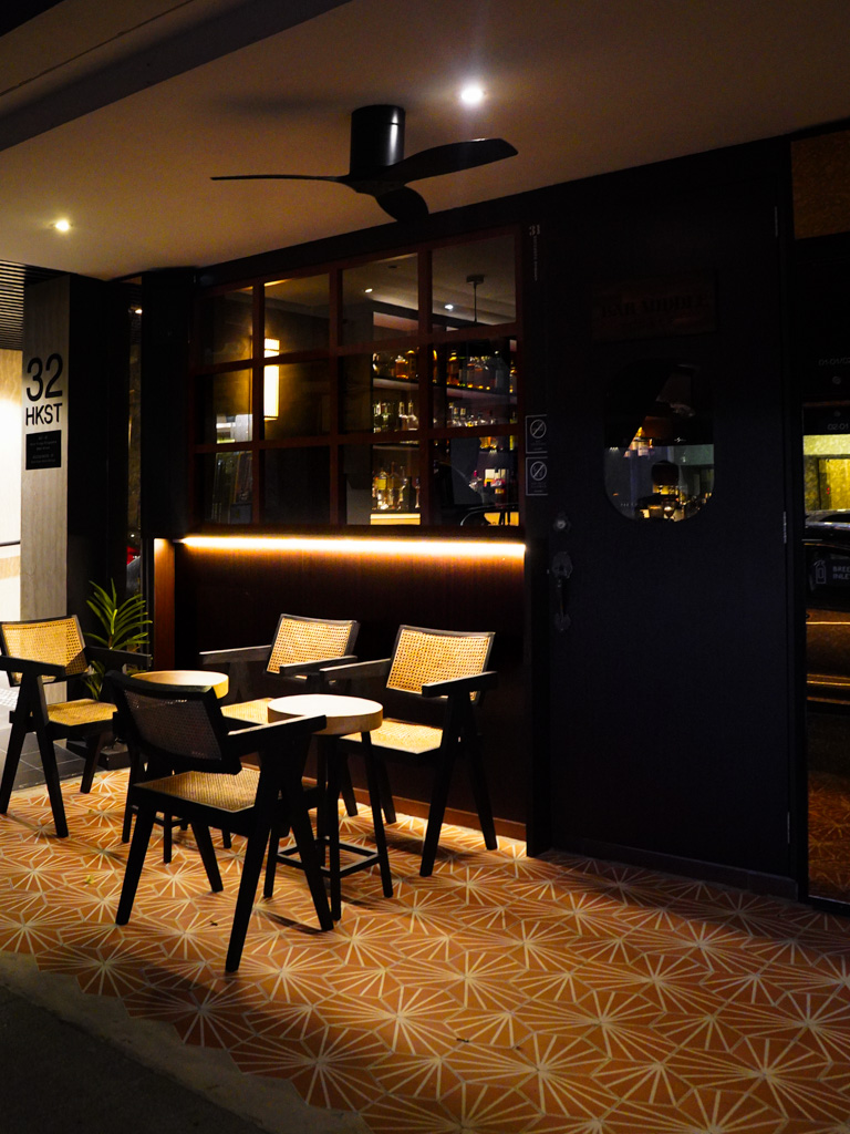 Photo: Evan Mua/HungryGoWhere bar middle