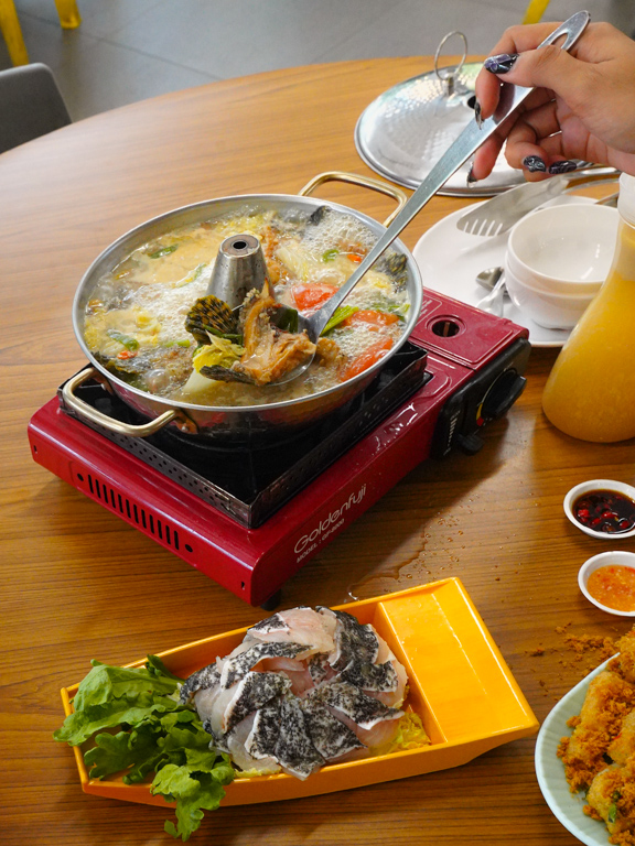Comforting fish head steamboat broth! Photo: Evan Mua/HungryGoWhere shi tang by mahota kitchen