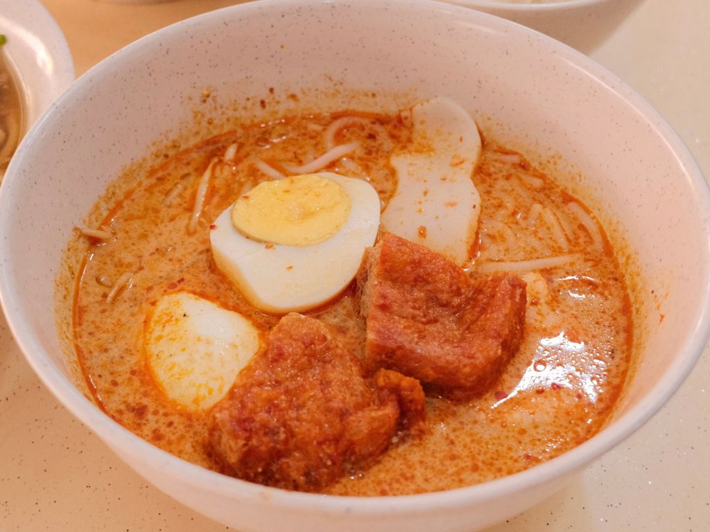 You know it’s going to be a solid bowl of laksa when you see that sheen of spicy oil. Photo: LeAnn Lee/HungryGoWhere 90 year old toa payoh hawker