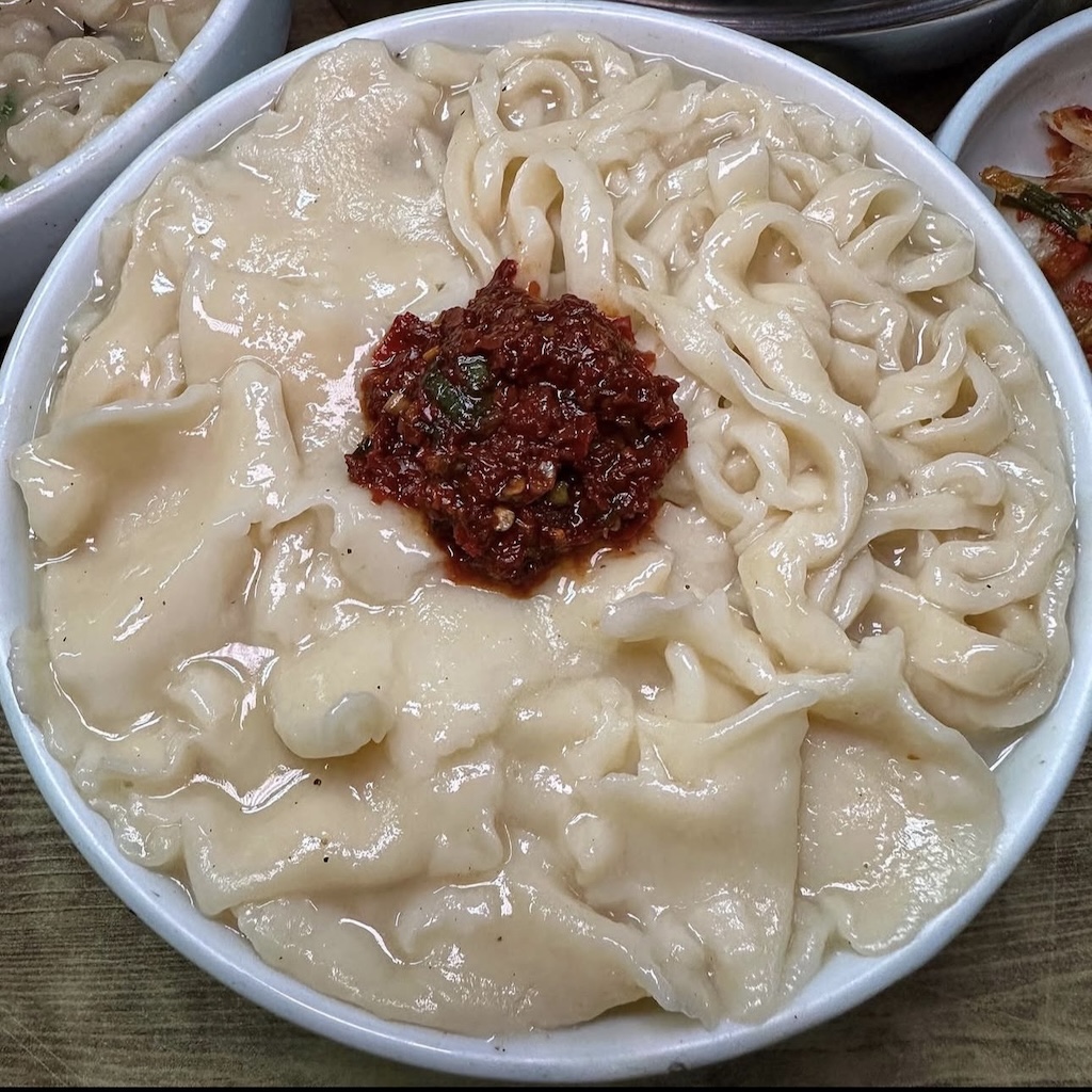 Photo: @mukakga/Instagram seoul kalguksu